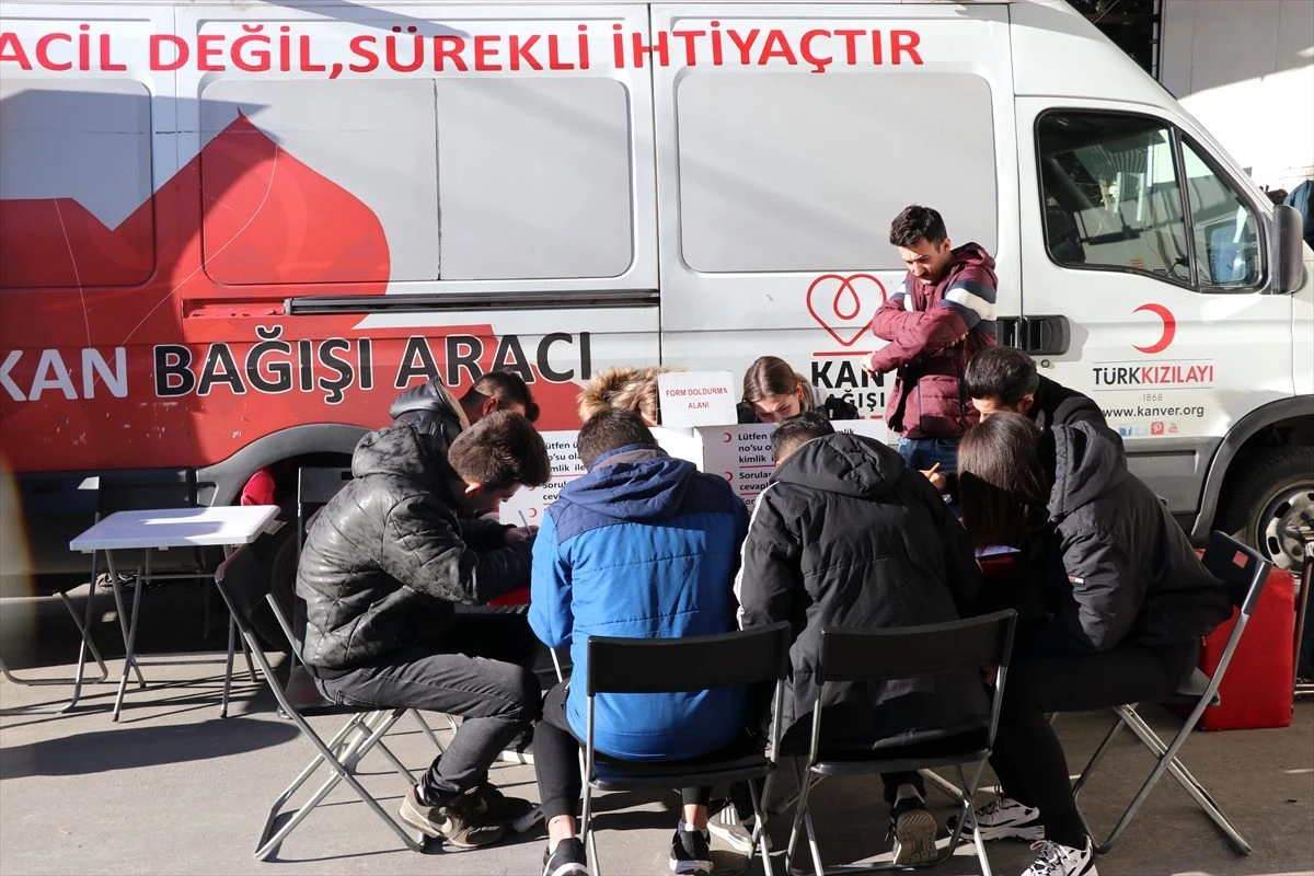 İzmir\'de depremzedeler için kan bağışı
