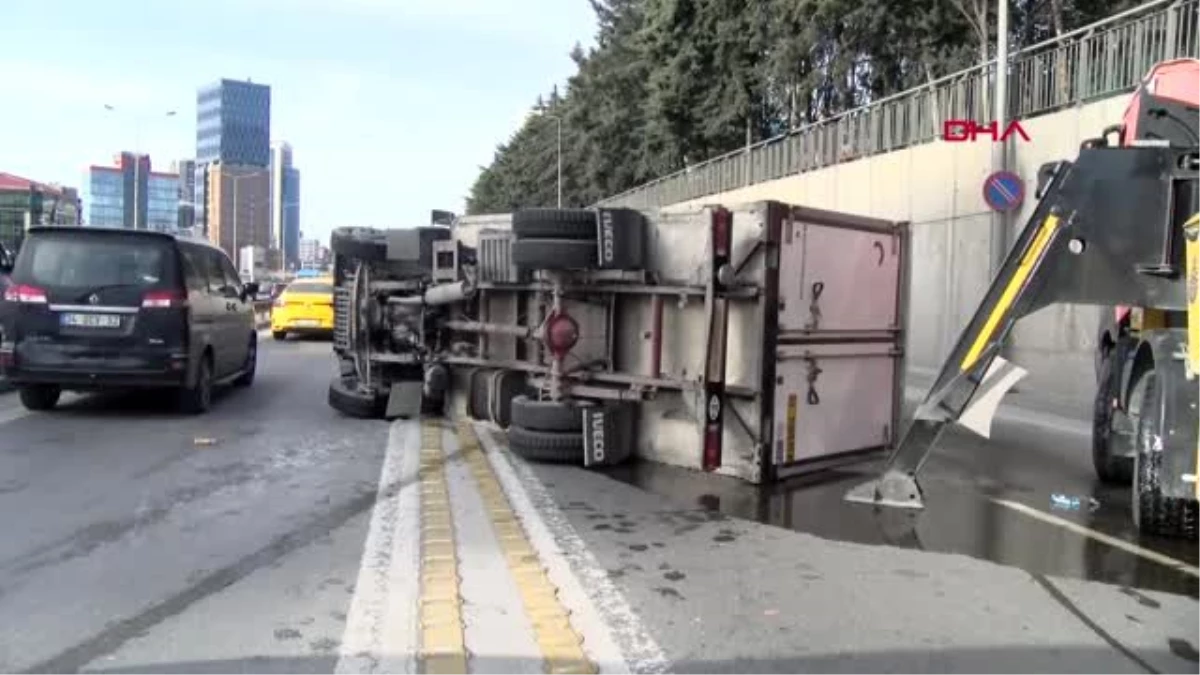 Kadıköy\'de kamyonet devrildi; trafik yoğunluğu oluştu