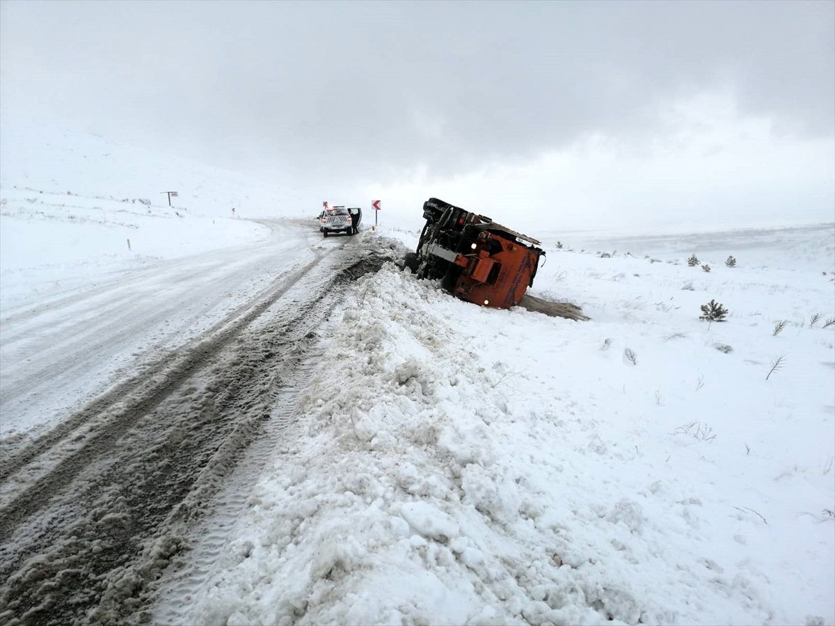 Kahramanmaraş\'ta kar küreme aracı devrildi, iki işçi yaralandı