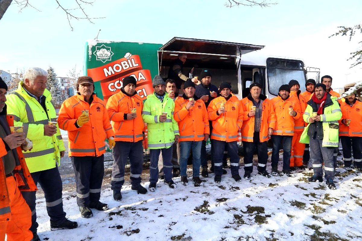 Kar mesaisinde çalışan personele sıcak çorba