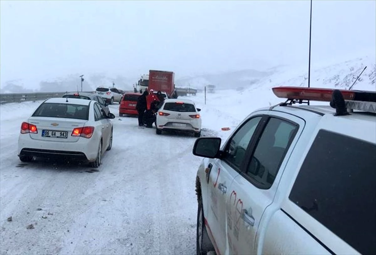 Kar yağışı nedeniyle Kop Dağı\'nda mahsur kalan yaklaşık 500 kişi kurtarıldı