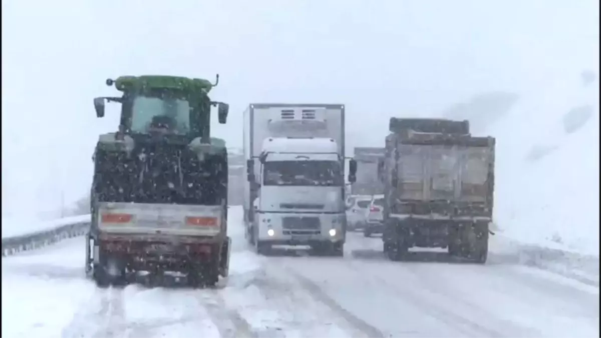 Kar yağışı ve tipi Kop Dağı Geçidi\'nde ulaşımın aksamasına neden oldu