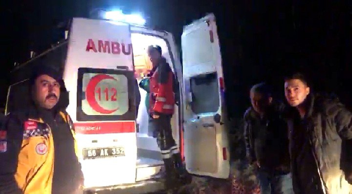 Kar yolları kapattı, hasta kadının yardımına UMKE ekipleri yetişti