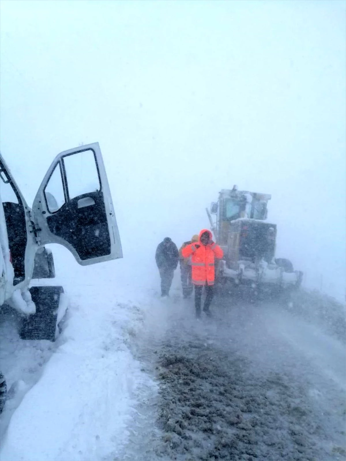 Kayseri\'de karda ulaşılamayan hastaların imdadına paletli ambulanslar yetişti