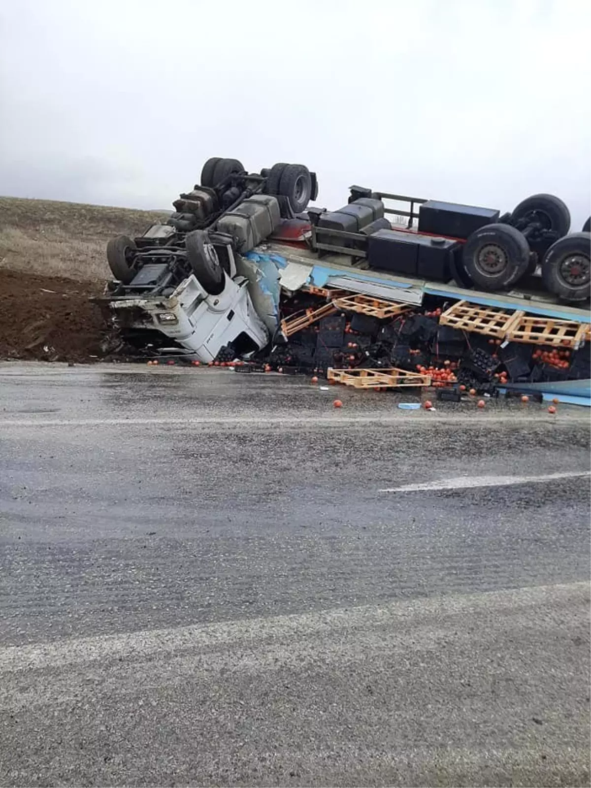 Kaza yapıp devrilen tırın motoru çalışmaya devam etti