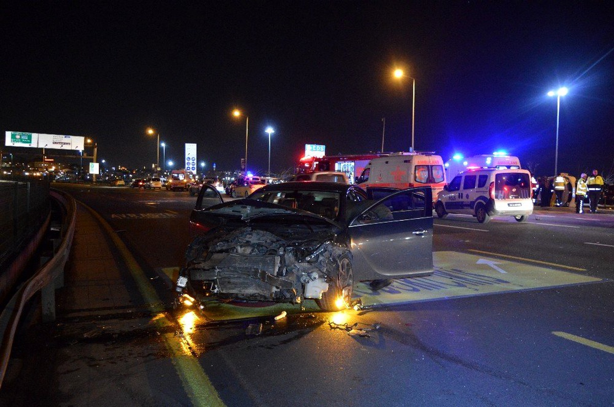 Kennedy Caddesinde meydana gelen 3 araçlı kazada 6 kişi yaralandı