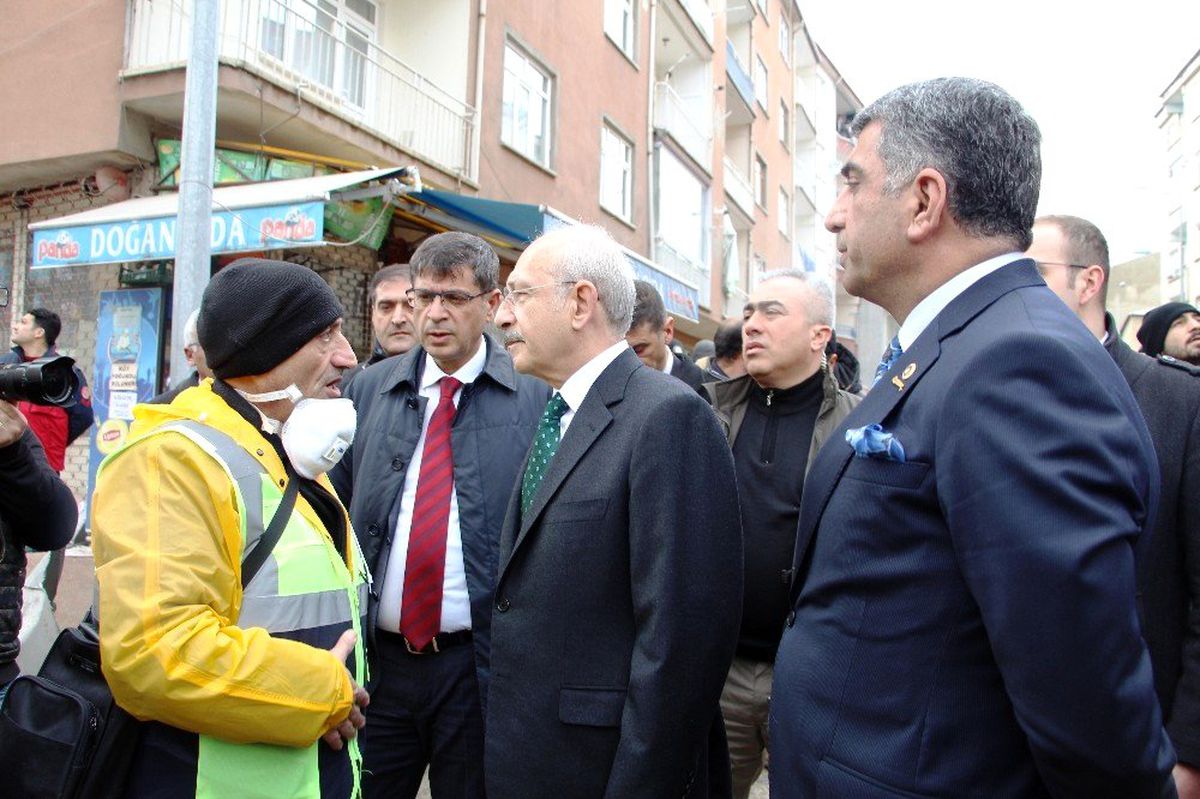 Kılıçdaroğlu, 14 kişinin hayatını kaybettiği enkaz alanında inceleme yaptı