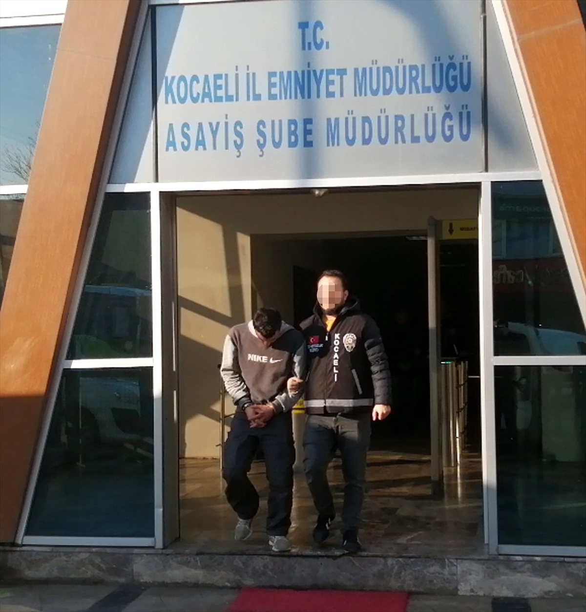 Kocaeli\'de 24 ton alüminyum kablo çaldıkları iddiasıyla yakalanan 4 şüpheli tutuklandı