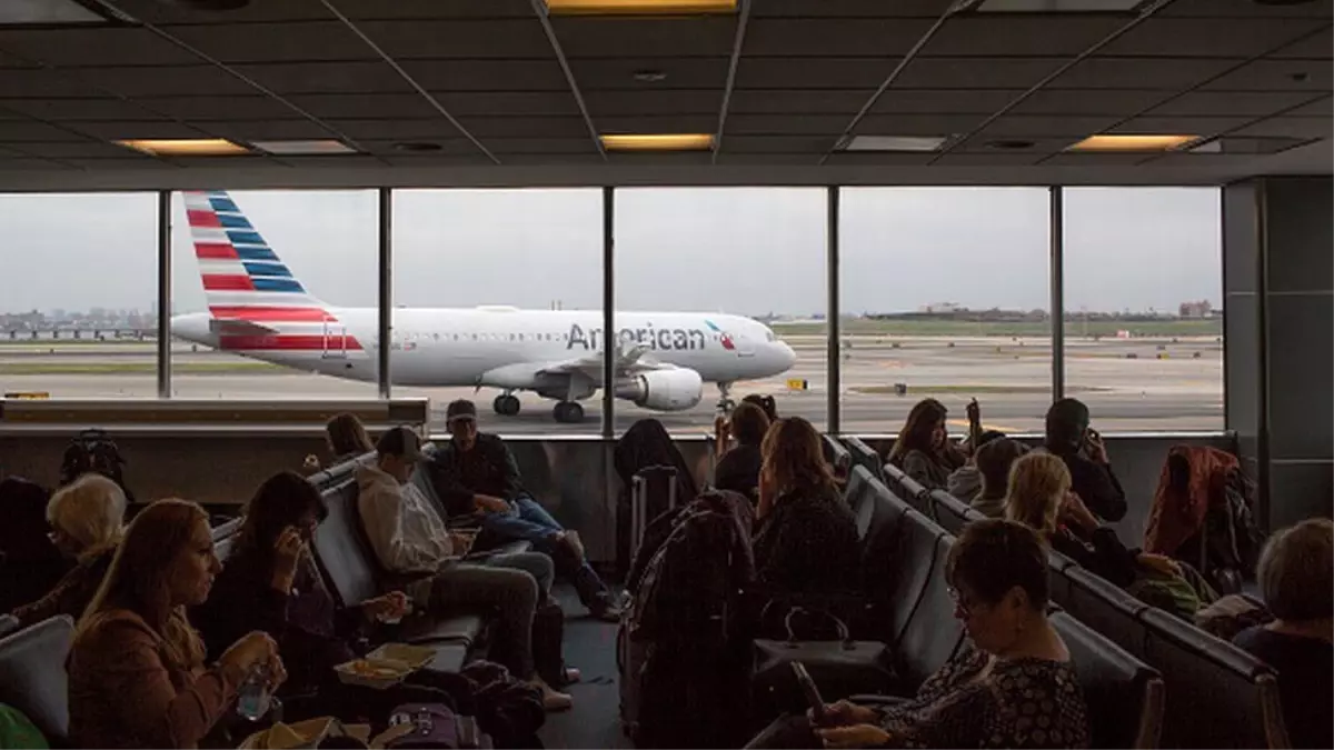 \'Kötü koktukları için\' uçaktan indirilen Yahudi aile, American Airlines\'a dava açtı