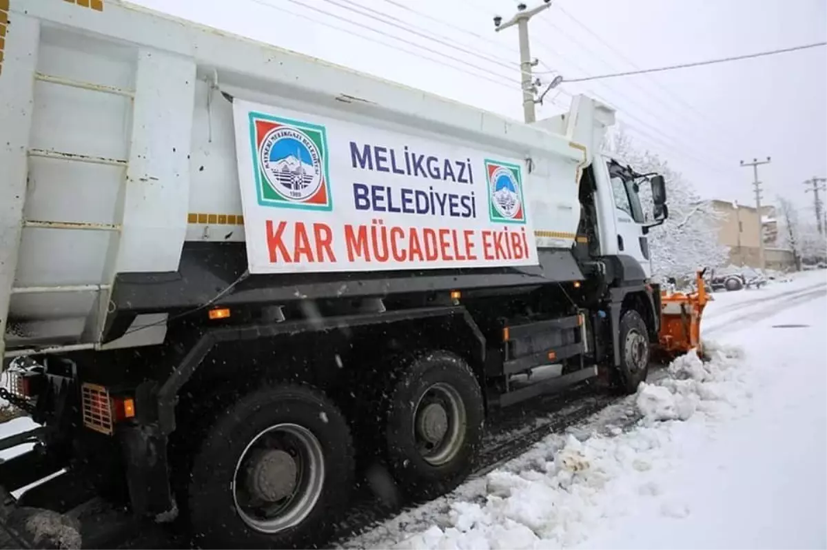 Melikgazi\'de kar temizleme çalışmaları devam ediyor