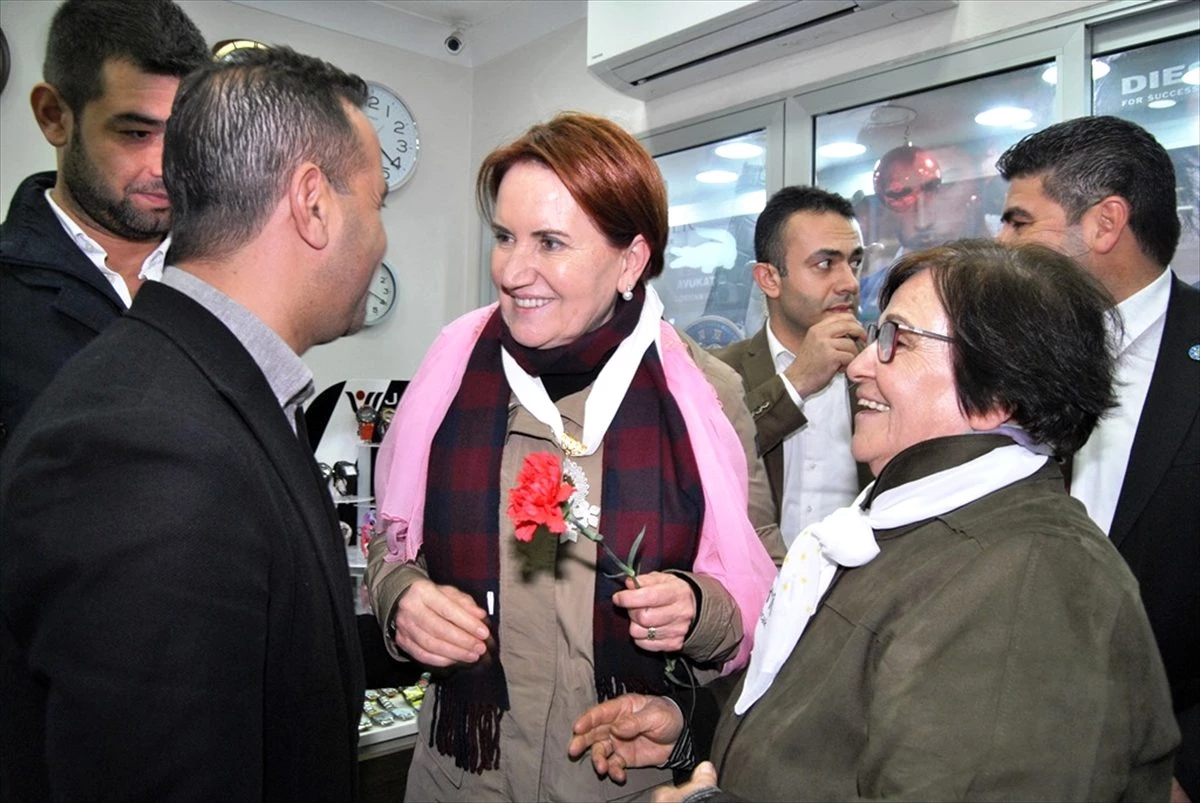 Meral Akşener İzmir\'in ilçelerinde esnafı ziyaret etti