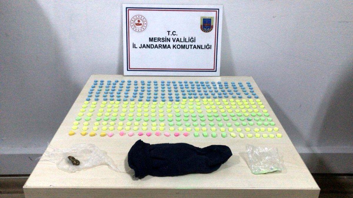 Mersin\'de bir otomobilde 400 adet uyuşturucu hap ele geçirildi