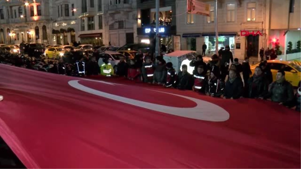 Motosikletçiler yunan milletvekilini dev bayrakla protesto etti