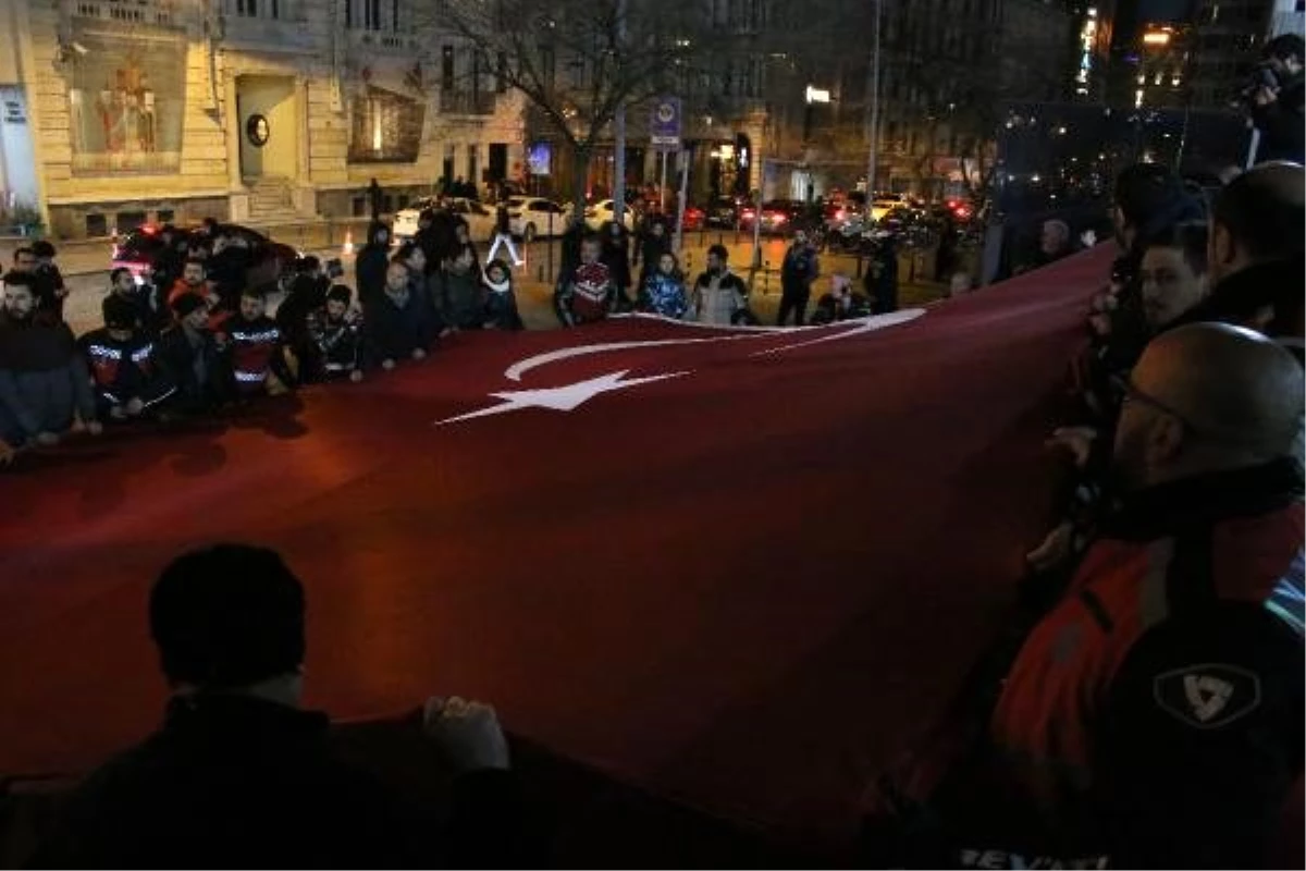 Motosikletliler Yunan milletvekilini dev bayrakla protesto ettiler
