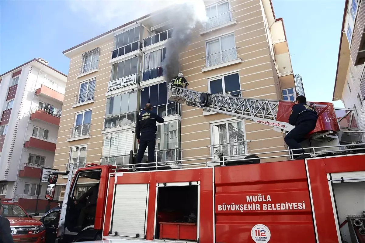 Muğla\'da çıkan yangında, apartman sakinleri yangın merdivenlerinden tahliye edildi