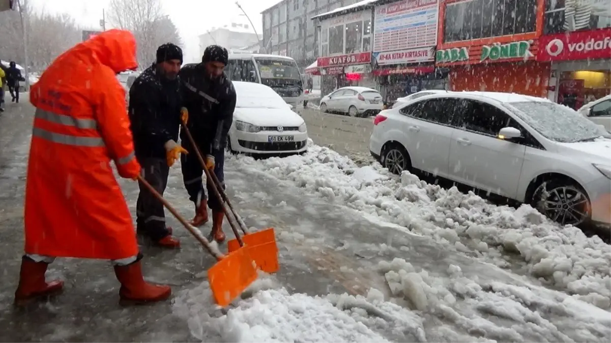 Muş\'ta lapa lapa kar yağışı