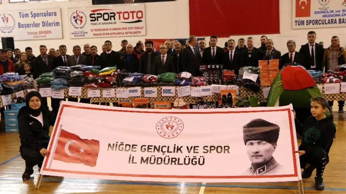 Niğde\'de 43 kulübe spor malzemesi verildi