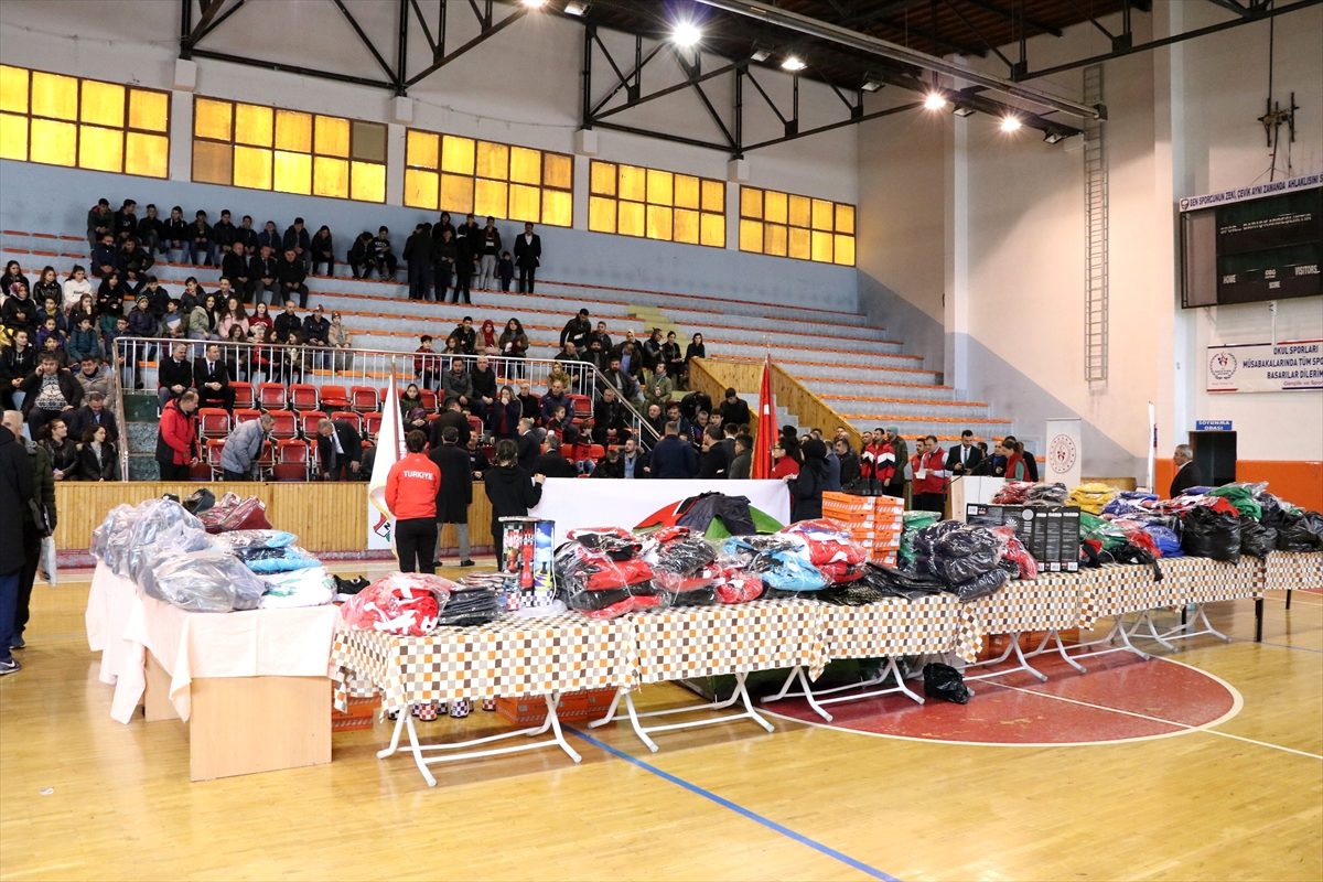 Niğde Valiliğinden amatör spor kulüplerine malzeme desteği
