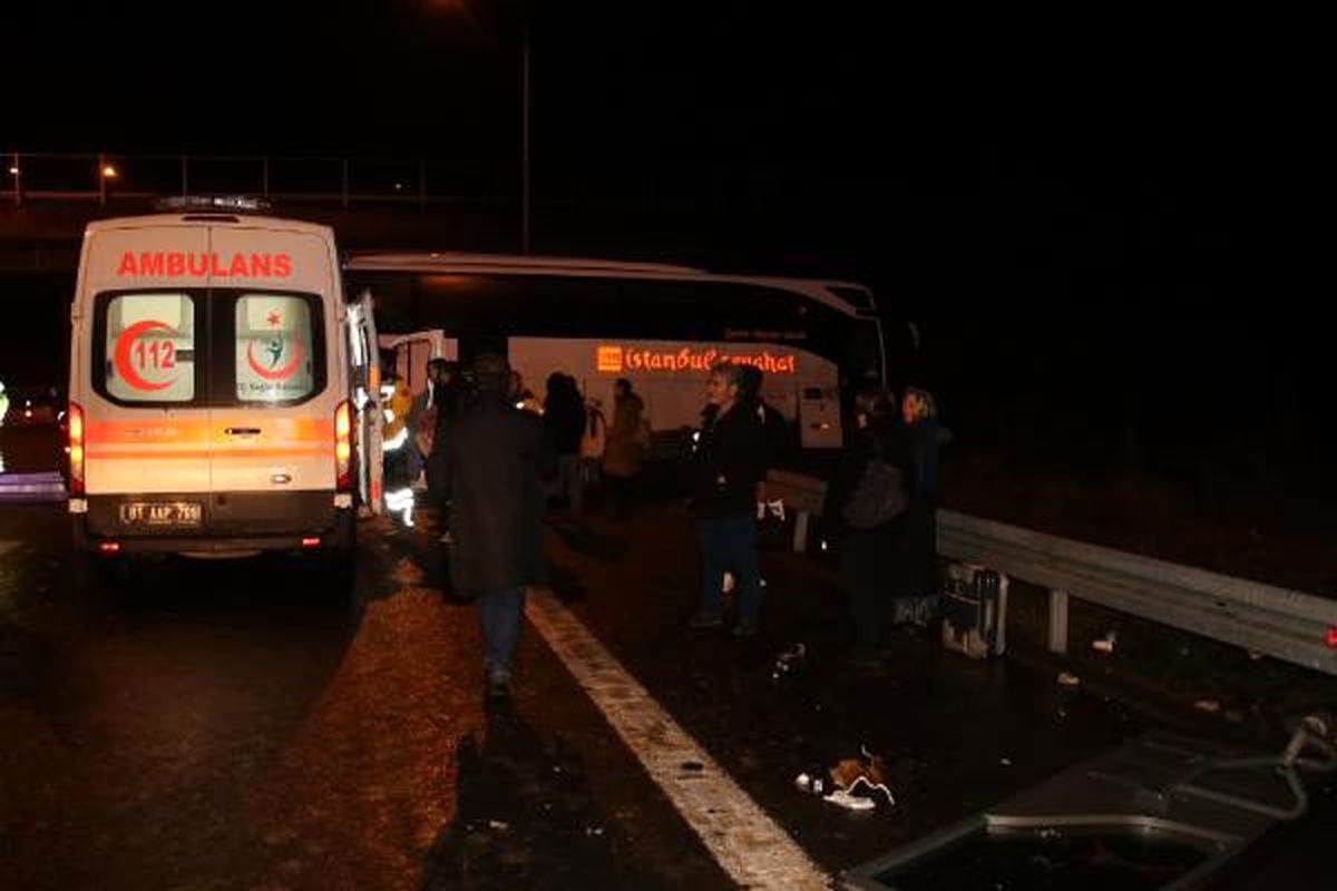 Otobüs bariyerlere çarptı: 7 yaralı