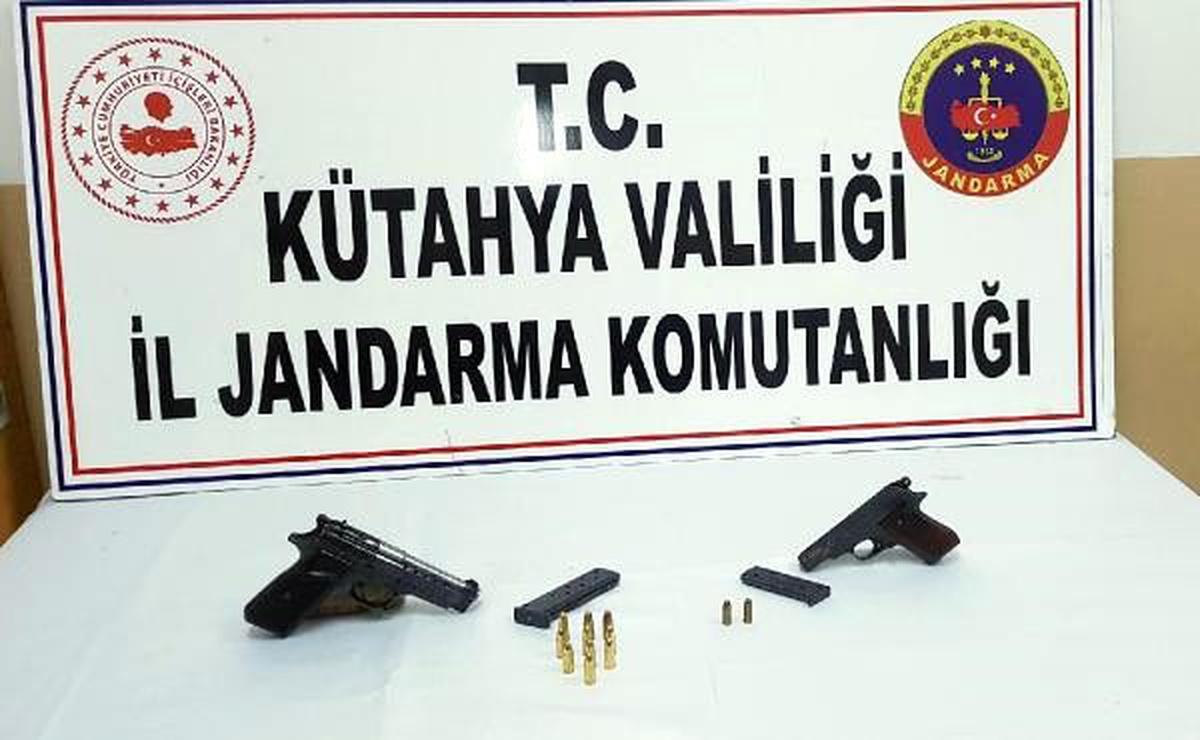 Otomobilinde ruhsatsız 2 tabanca ile yakalanıp, gözaltına alındı