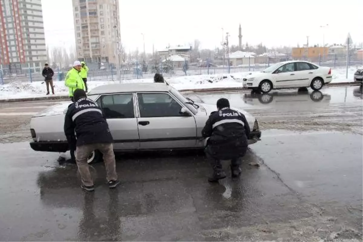 Polisten kaçan sürücü ve arkadaşı, lastiklere ateş edilerek yakalandı