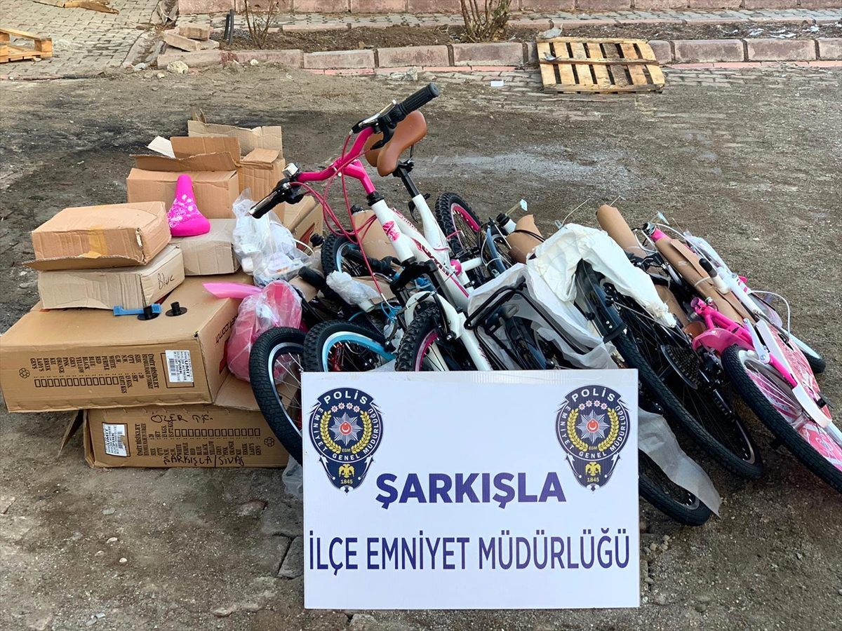 Şarkışla\'da hırsızlık yaptıkları iddiasıyla 3 kişi yakalandı
