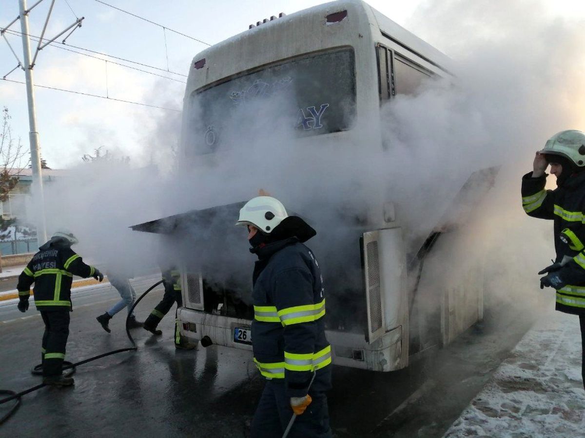 Servis otobüsü alev alev yandı