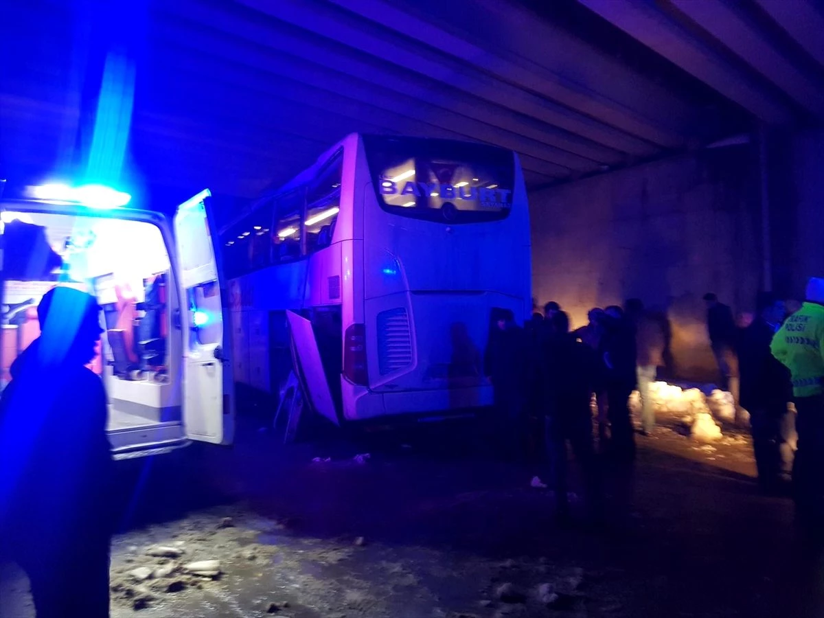 Sivas\'ta yolcu otobüsü köprüye çarptı: 9 yaralı