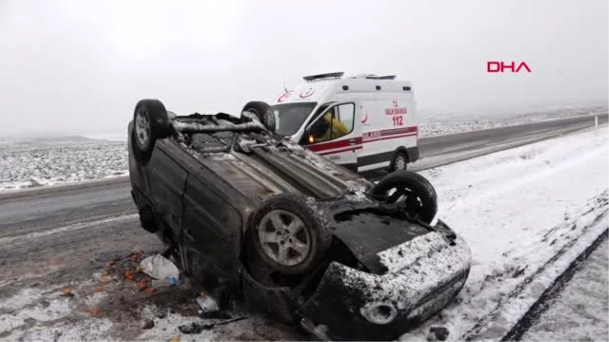 Siverek\'te buzlu yolda, hafif ticari araç ters döndü: 4 yaralı