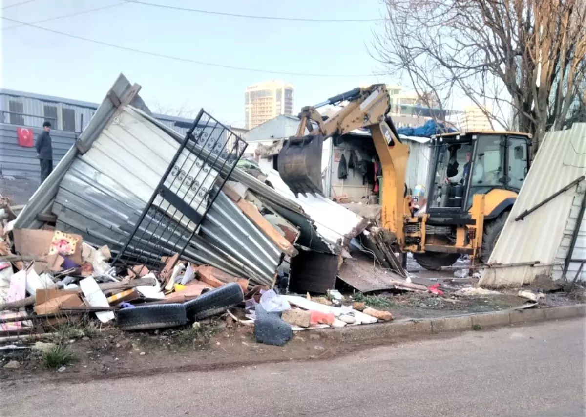 Stadyum çevresinde hurda temizliği