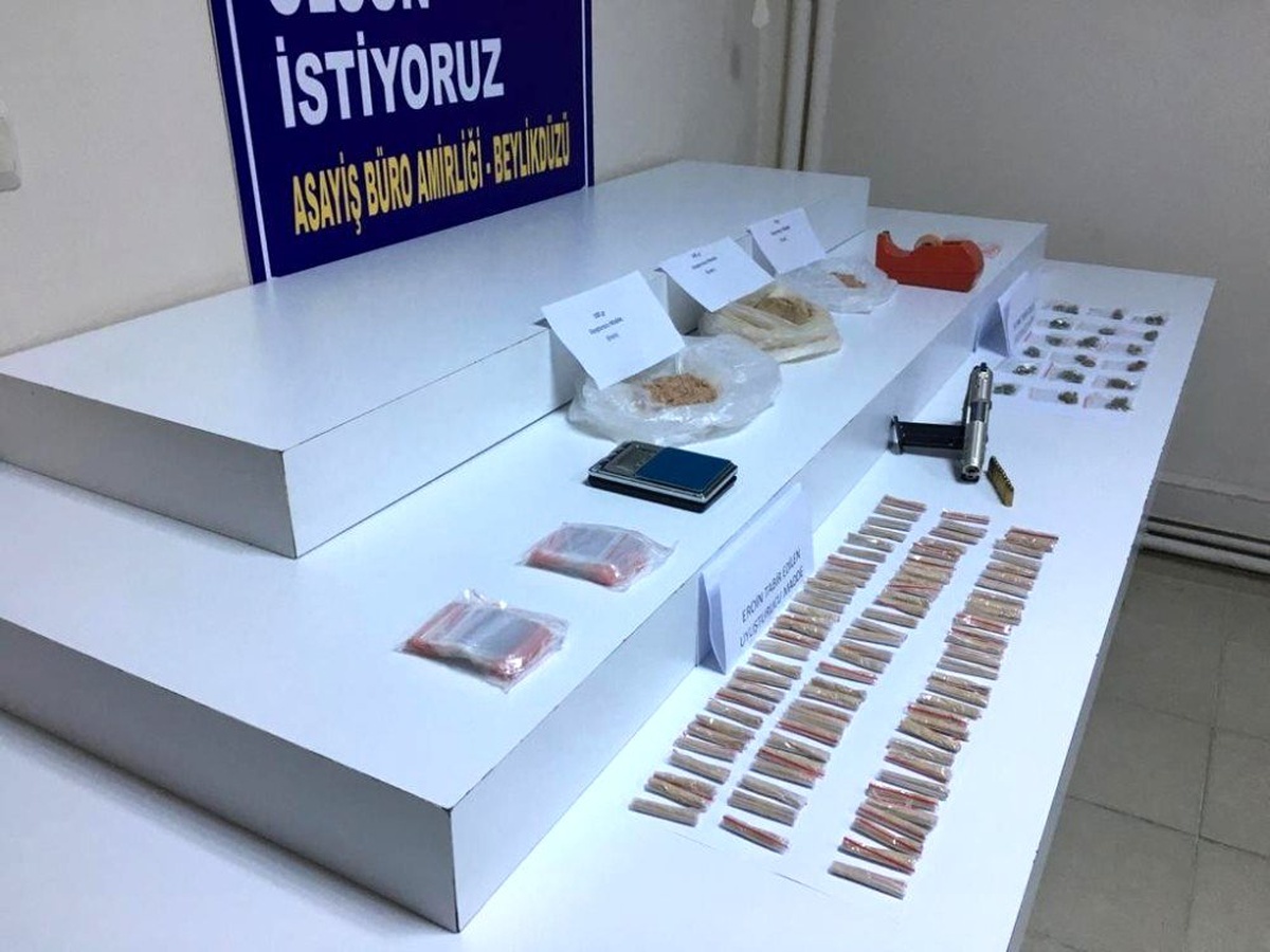 Şüpheli aracın cam açma kapama haznesinin içerisinden çıkanlar polisi şoke etti