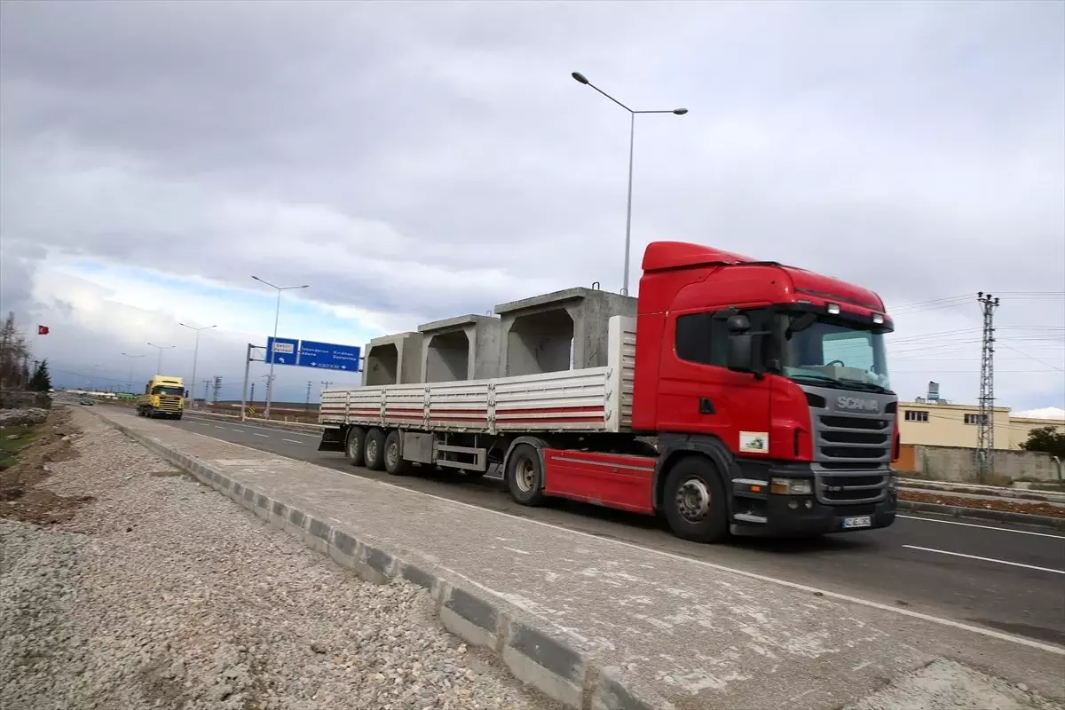 Suriye sınırındaki birliklere beton mevzi sevkiyatı