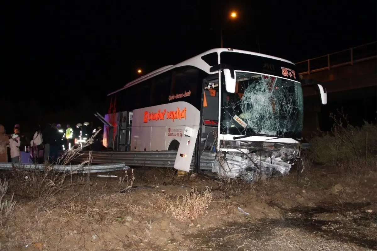 TEM Otoyolunda bariyerlere çarpan otobüs yoldan çıktı 7 kişi yaralandı