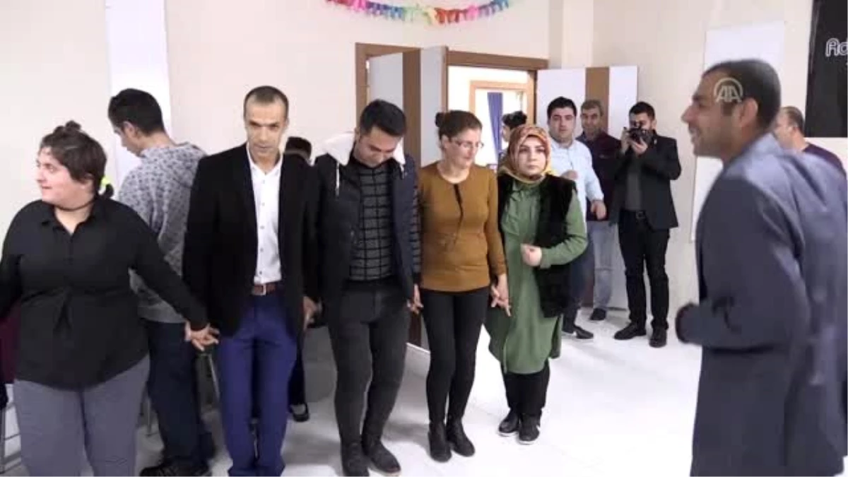 Temizlik personeli, bakıma muhtaç hastalara moral verdi