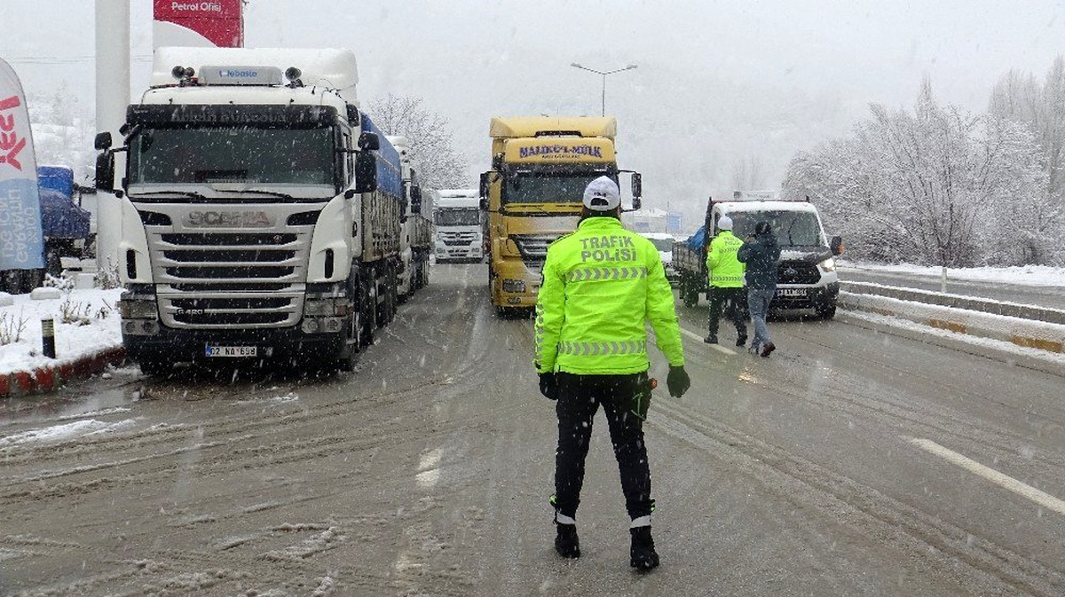 Tokat-Sivas kara yoluna ağır tonajlı araç girişleri durduruldu