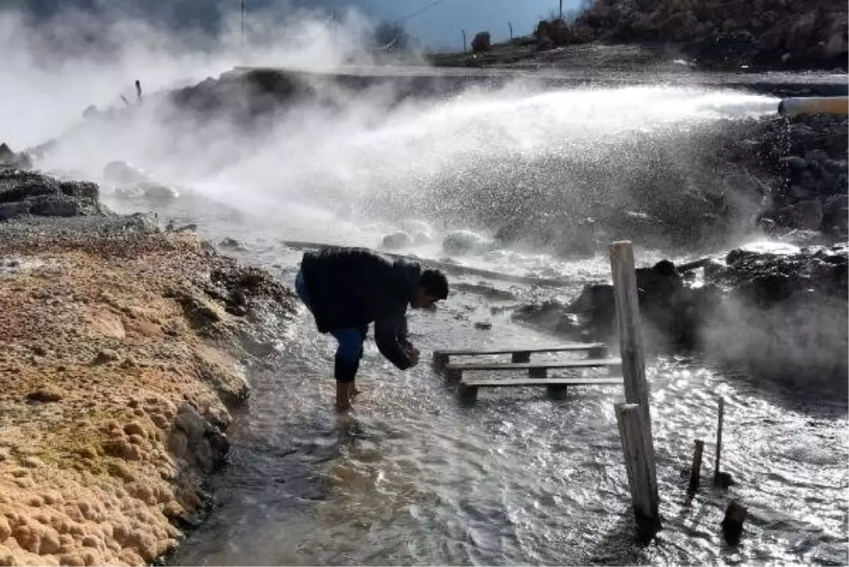 Topraktan fışkıran kaplıca suyu mahallelinin ilgi odağı