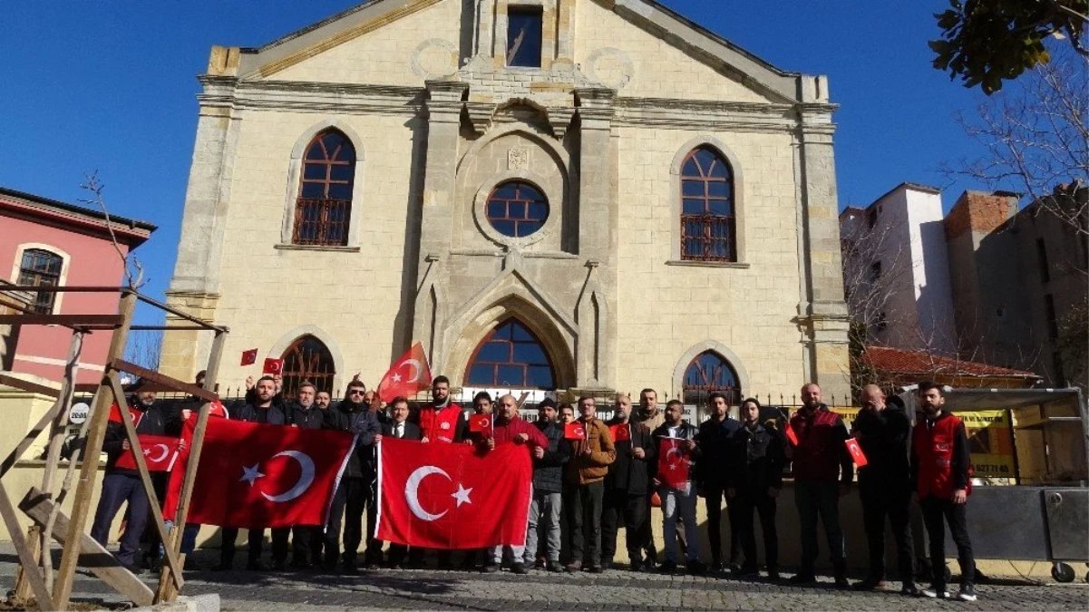 Türk bayrağını yırtan Yunan vekile kilise önünde sert tepki