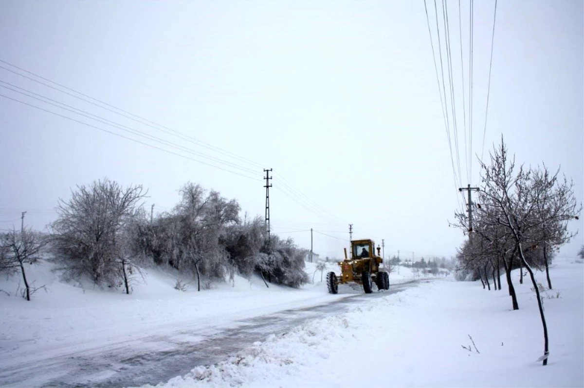 Uçhisar\'da karla mücadele çalışmaları devam ediyor