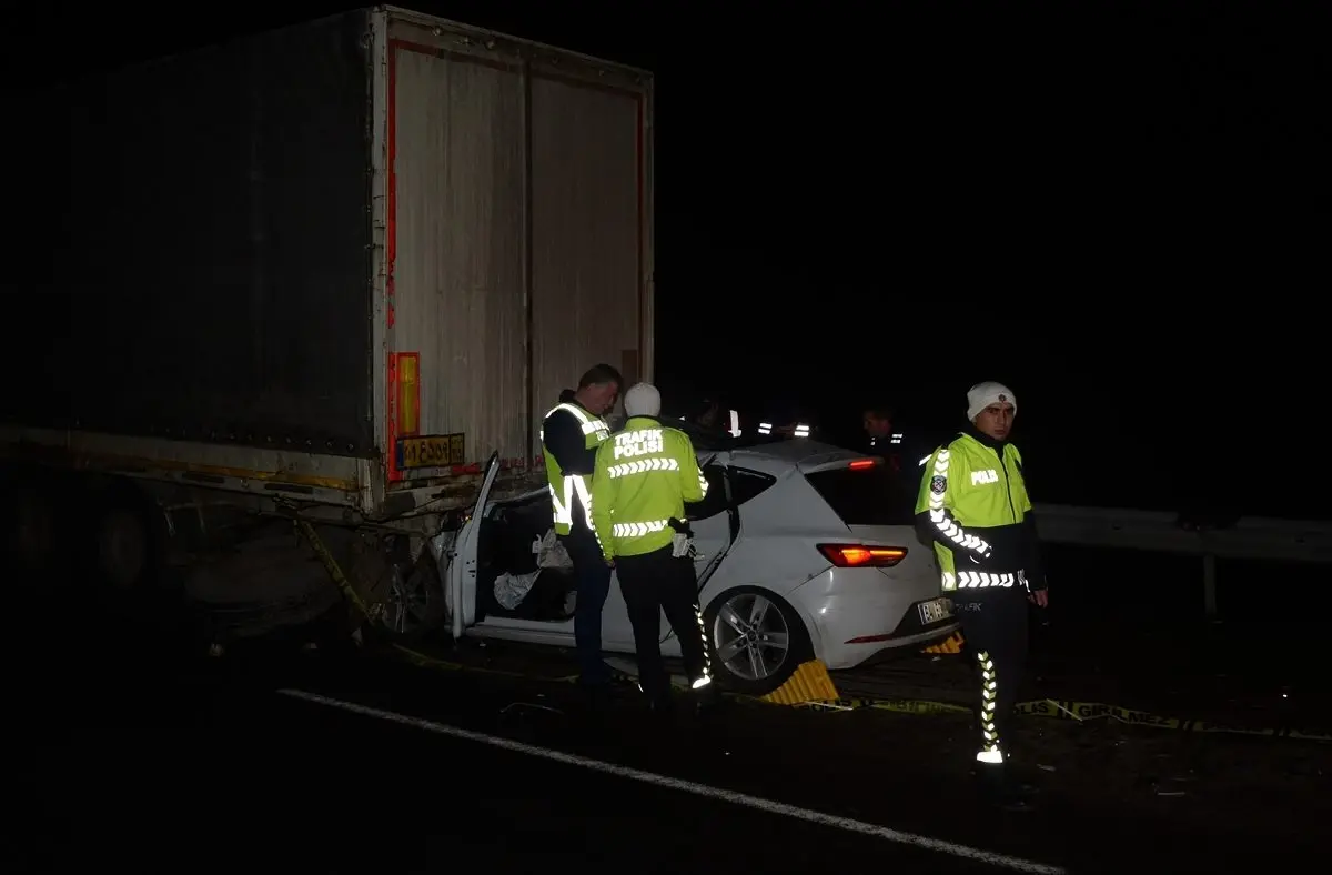 Uşak\'ta tıra arkadan çarpan otomobildeki 2 kişi öldü