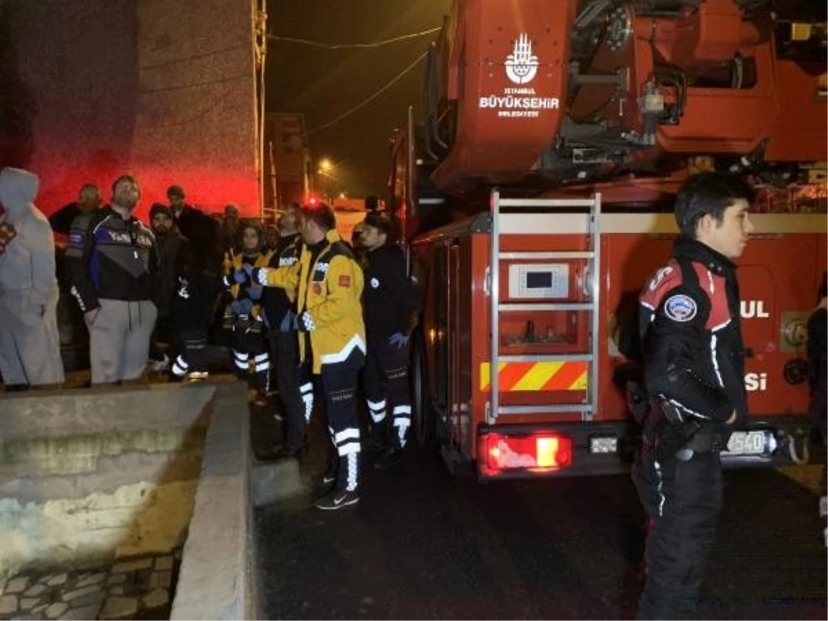 Üsküdar\'da gecekondunun çatısında yangın: 3 kişi dumandan etkilendi