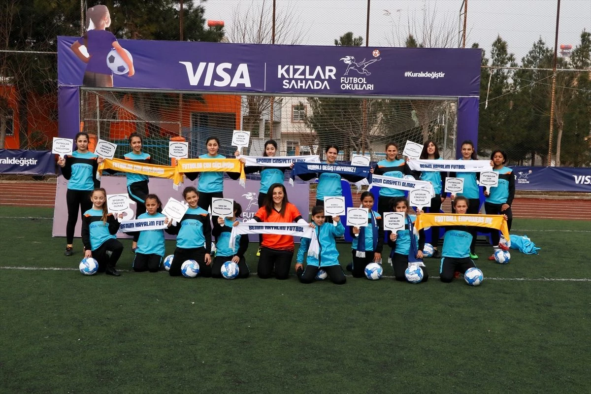 Visa Kızlar Sahada Futbol Okulları ile kadın futbolu Türkiye\'ye yayılıyor