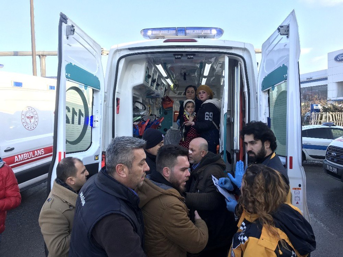 Yabancı uyruklu yolcuları taşıyan otobüs tıra çarptı: 6 yaralı