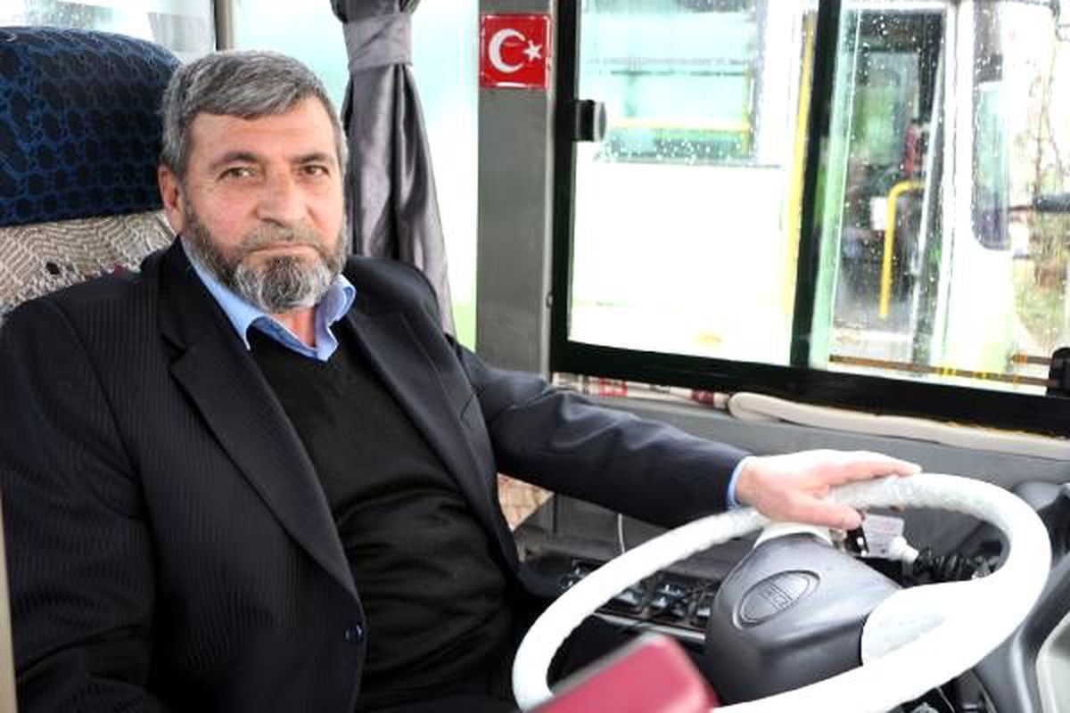 Yolcularını güler yüzle karşılayan şoföre ödül
