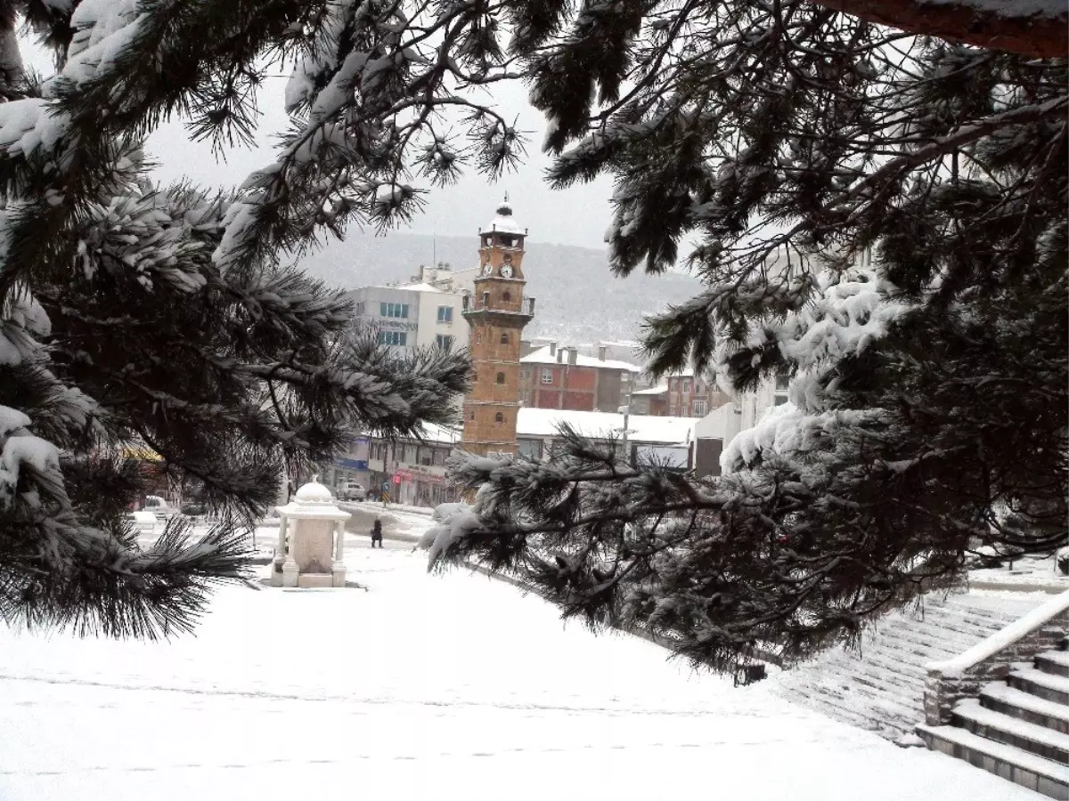 Yozgat\'ta kar yağışı nedeniyle 198 köy yolu ulaşıma kapandı