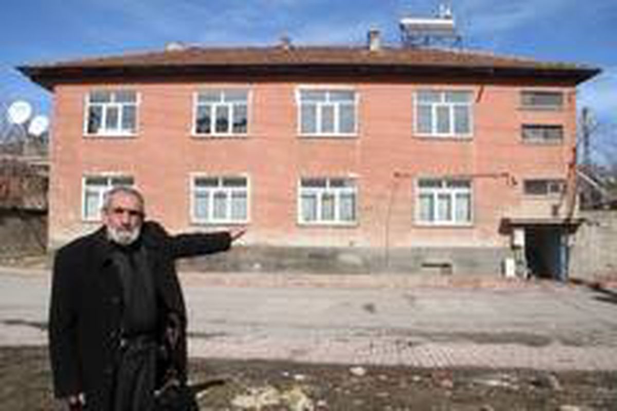75 yaşındaki Mehmet dede, evini depremzede aileye ücretsiz verdi