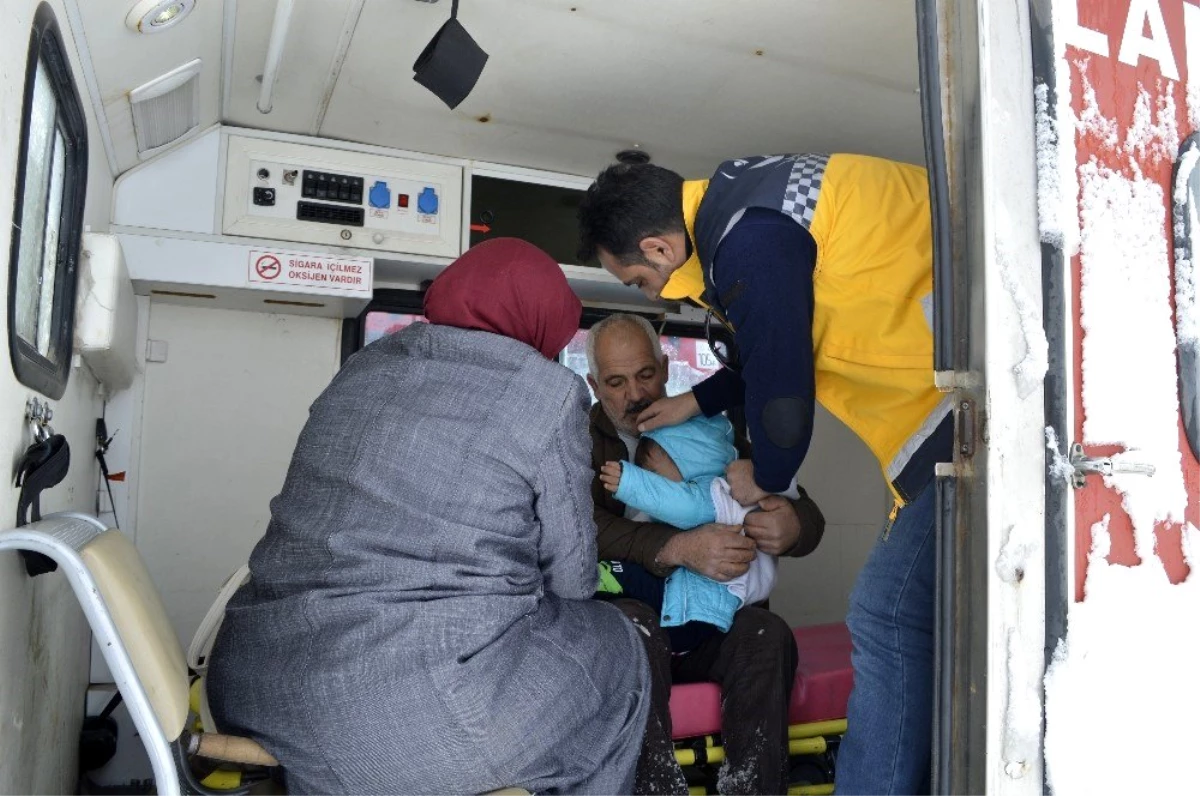 Ağrı\'da kar köy yollarını kapadı, hastalar için 112 seferber oldu
