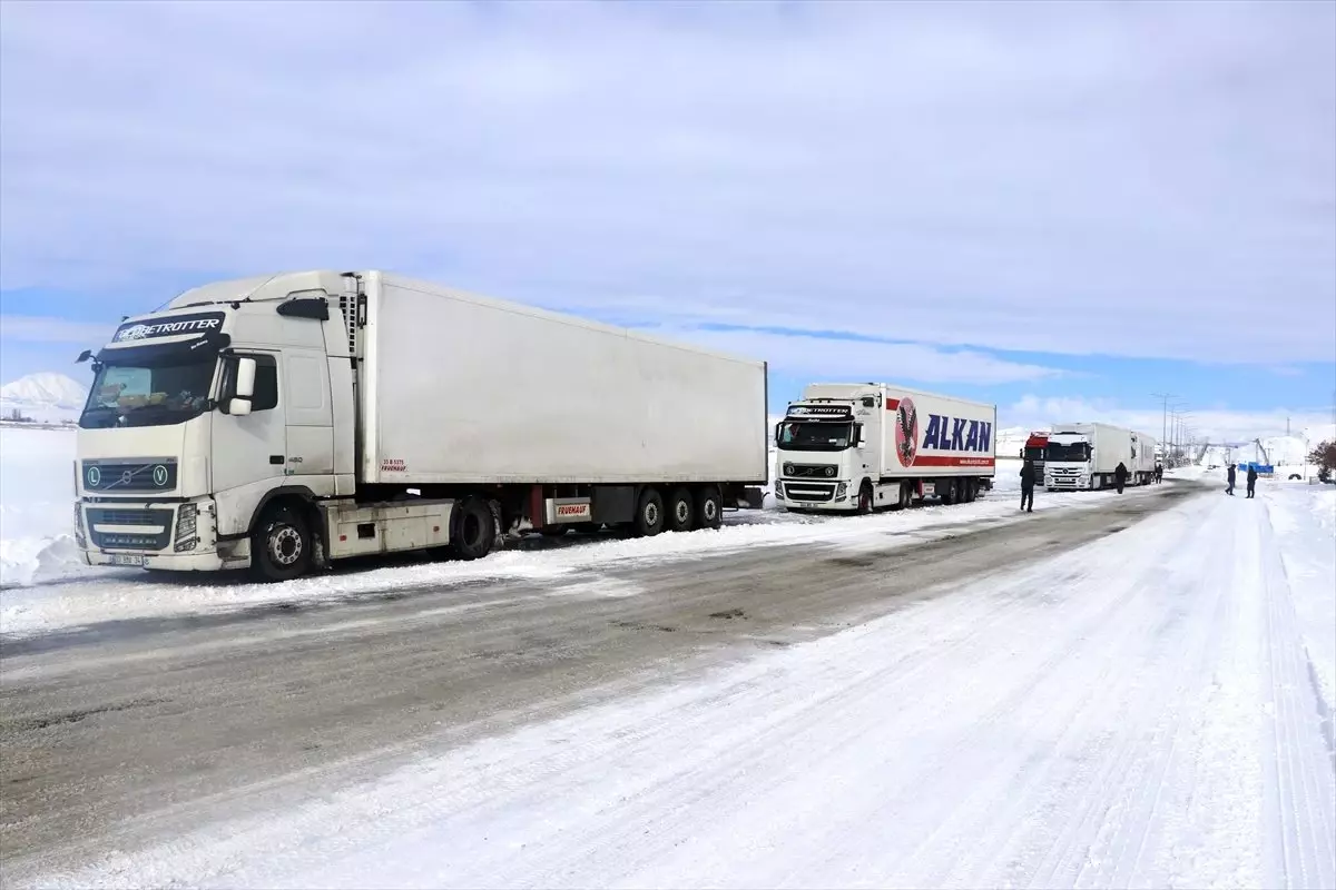 Ağrı-Van kara yolu geçici süreyle ağır tonajlı araçların geçişine kapatıldı