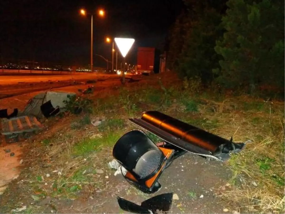 Alkollü TIR sürücüsü trafik ışıklarına çarptı