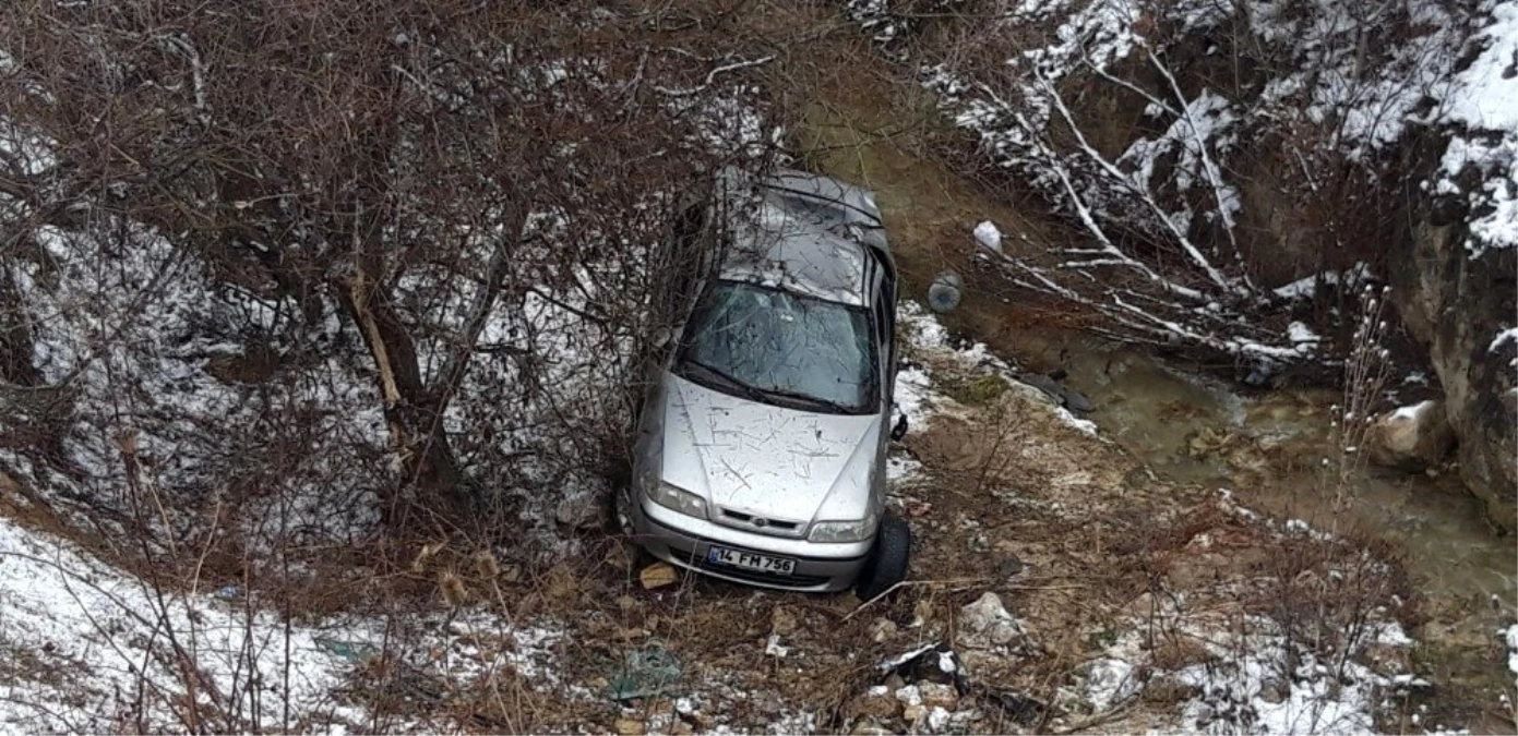 Amasya\'da otomobil dere yatağına yuvarlandı: 5 yaralı