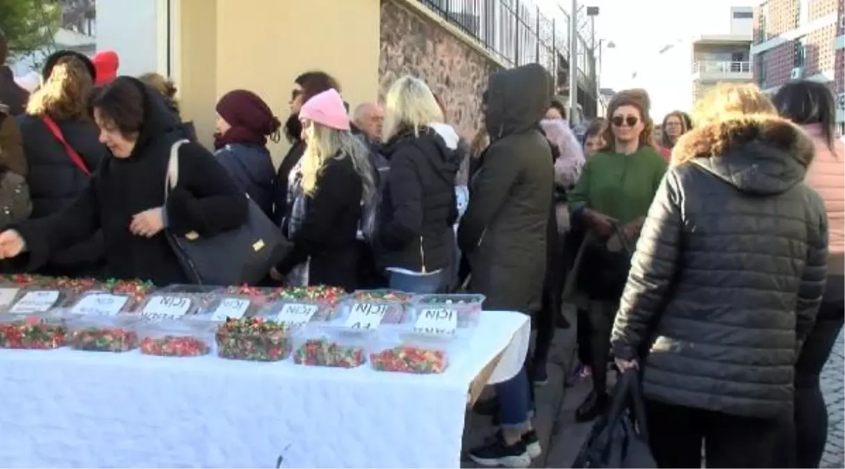 Anahtar alıp dilek dilemek için kilise önünde metrelerce kuyruğa girdiler